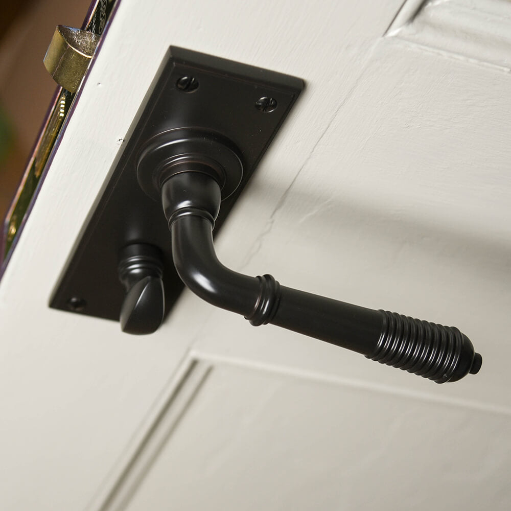 Ældre bronze Reeded Lever -dørhåndtag med badeværelseslås Rabat - Image 2